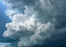 céu muito nublado com tempestades localizadas